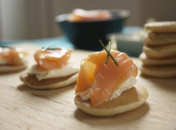 pancake con salmone e erba cipollina