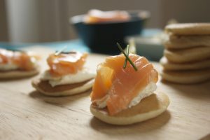 pancake con salmone e erba cipollina pancake con salmone e erba cipollina