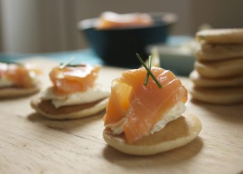 pancake con salmone e erba cipollina