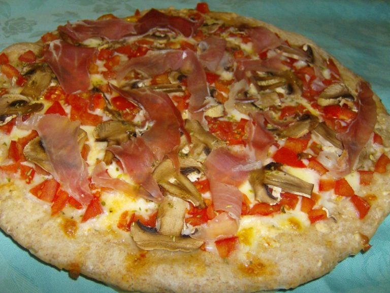 Pizza integrale con prosciutto e funghi Ricette