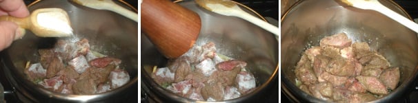 Mentre la carne si rosola, spolverizzatela con il sale ed il pepe rosa macinato al momento. Mescolate e continuate a far rosolare per 5 minuti.