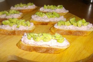 crostini avocado e prosciutto_ crostini avocado e prosciutto_
