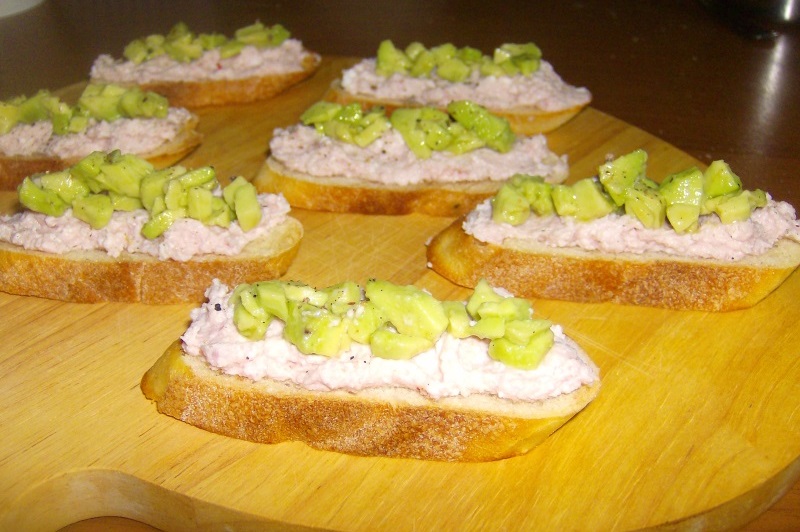 crostini avocado e prosciutto_