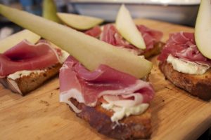 crostini pere e formaggio crostini pere e formaggio