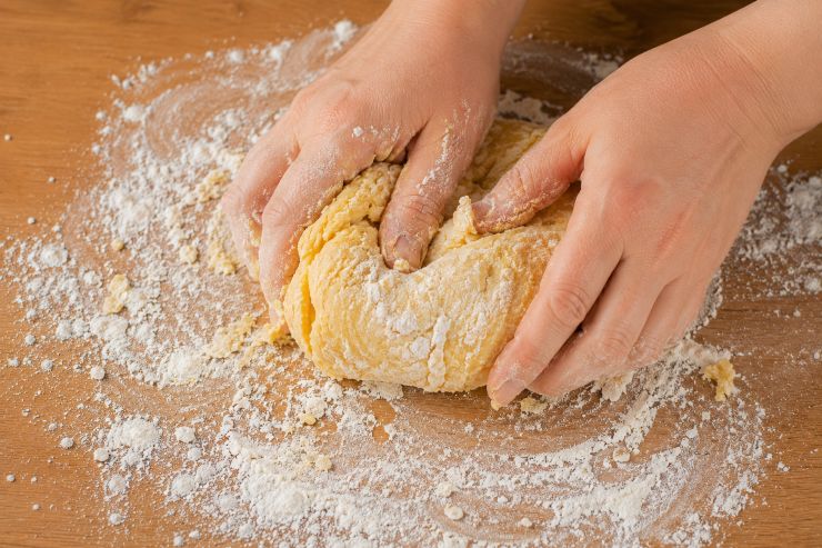 Una volta amalgamato il tutto, iniziate ad impastare con le mani, fino ad ottenere un impasto omogeneo. Lavoratelo per almeno dieci minuti, sbattendolo di tanto in tanto sulla spianatoia in modo tale da renderlo più elastico.