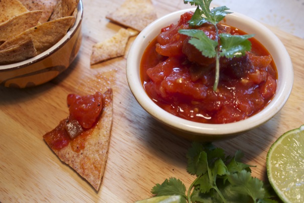 Ed ecco una foto dei nachos pronti per essere gustati accompagnati dalla salsa piccante al pomodoro: