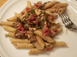 Impiattamento finale: pasta con funghi pancetta e uvetta