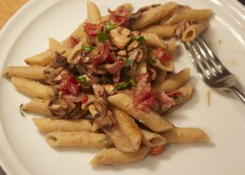 Impiattamento finale: pasta con funghi pancetta e uvetta