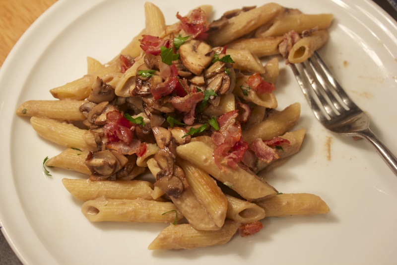 Impiattamento finale: pasta con funghi pancetta e uvetta