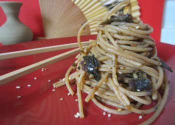 spaghetti con alghe e alici