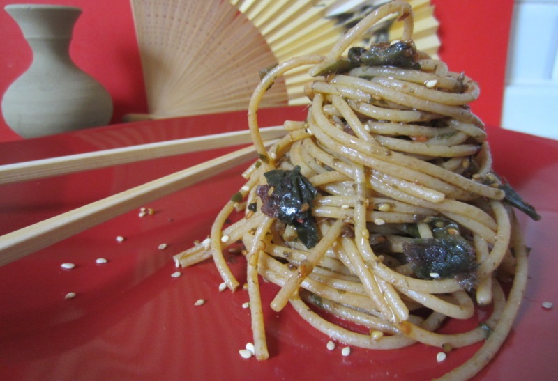 spaghetti con alghe e alici