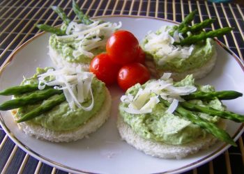 tartine con pate di asparagi