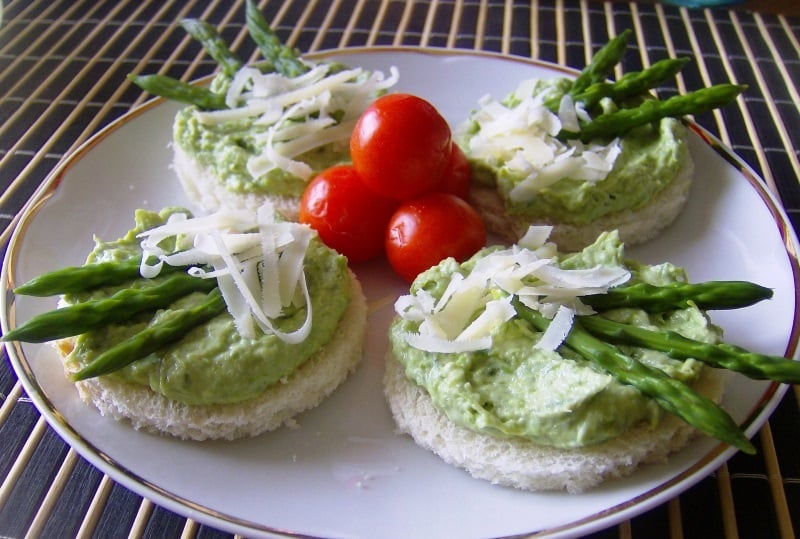 tartine con pate di asparagi