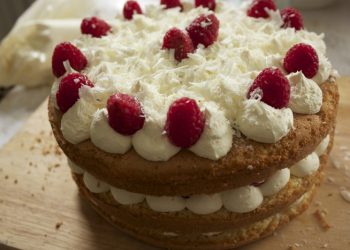 torta genovese lamponi e cioccolato bianco