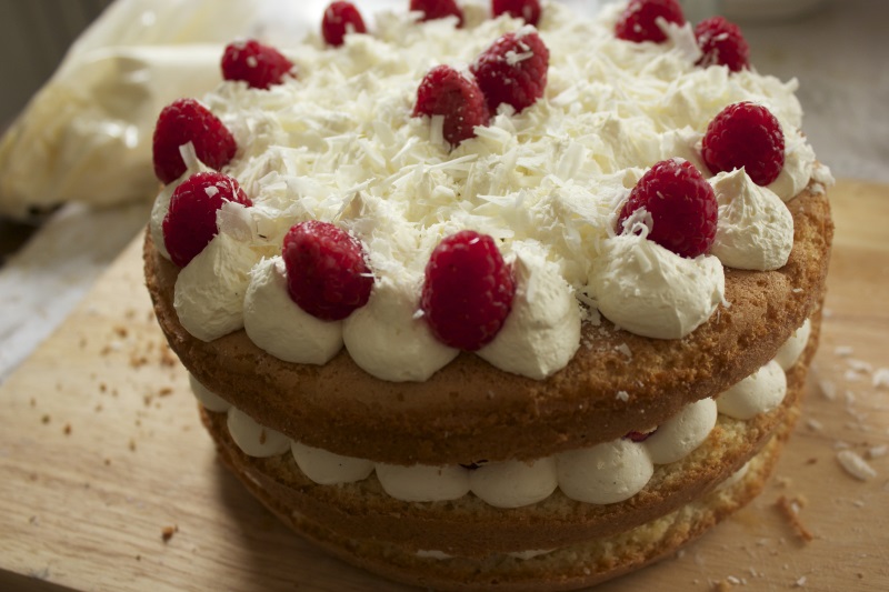 torta genovese lamponi e cioccolato bianco