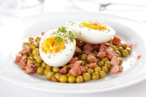 uova con piselli e pancetta uova con piselli e pancetta