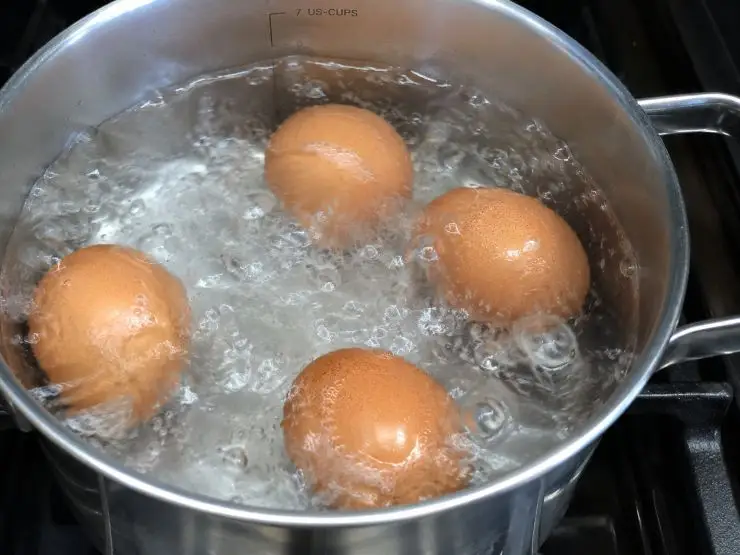 Ponete le uova in un pentolino colmo di acqua e fate bollire per almeno sette minuti dal momento in cui l’acqua raggiunge l’ebollizione. Dopodiché mettetele sotto acqua corrente fredda e sgusciatele. Distribuite i piselli con la pancetta nei piatti, tagliate le uova a metà e mettetene metà in ciascun piatto e se lo gradite, un filo di olio extravergine di oliva.