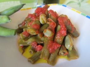 baccelli di fave in salsa piccante baccelli di fave in salsa piccante