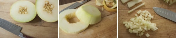 Tagliate il melone, privatelo dei semi e sbucciatelo. Tagliate 100 grammi di melone a cubetti piccoli e regolari, grandi circa 0,4-0,5 cm.