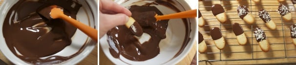Sciogliete a bagnomaria il cioccolato, ed immergetevi i biscottini una volta che si saranno freddati. Lasciate che il cioccolato si rapprenda per qualche istante per poi cospargerci un po’ del cocco essiccato. Lasciate rapprendere del tutto prima di servire.
 