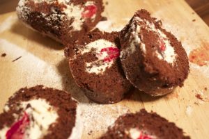 rotolo al cioccoalto con panna e lamponi rotolo al cioccoalto con panna e lamponi