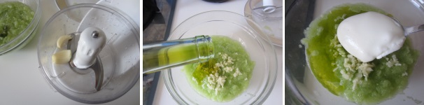 Tritate l’aglio e aggiungetelo ai cetrioli, dopodiché versate sopra l’olio. Scolate dallo yogurt l’eventuale acqua presente.