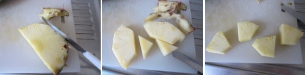 Tagliate la fetta d’ananas, ma usatene solo la metà. Tagliate via la buccia, eventuali semi e il gambo. Dividete in 4 pezzi uguali.