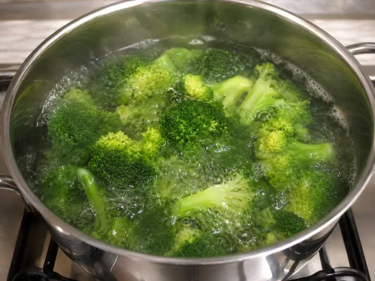 Sbianchite i broccoletti in acqua bollente e poi trasferiteli in una ciotola con acqua ghiacciata. Quando le lenticchie saranno cotte scolatele.