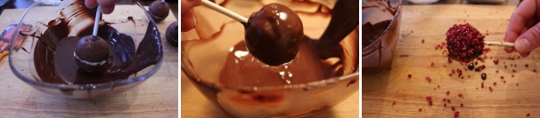 Glassate le palline con il cioccolato fuso e decoratelo con le praline, zuccherini o granella.