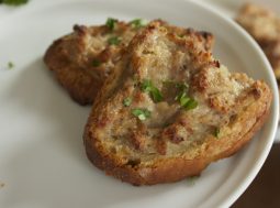 crostini di pane con crema alla salsiccia