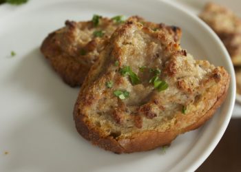 crostini di pane con crema alla salsiccia