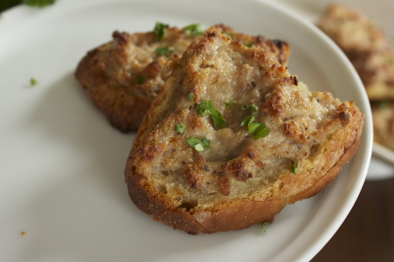 crostini di pane con crema alla salsiccia