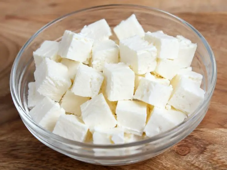 Aggiungete il cipollotto alle lenticchie ancora tiepide. Tagliate la feta e servite quindi l’insalata di lenticchie guarnendo il piatto con dell’altro cipollotto.