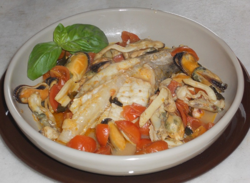 rana pescatrice in brodetto con frutti di mare