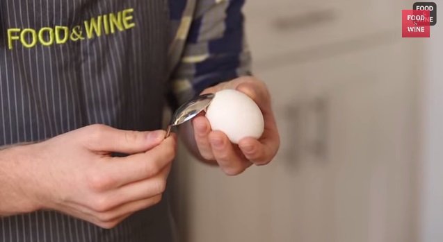 sbucciare uovo sodo_video