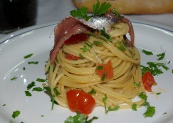 spaghetti con le acciughe