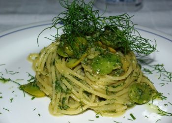 spaghetti fave e pesto