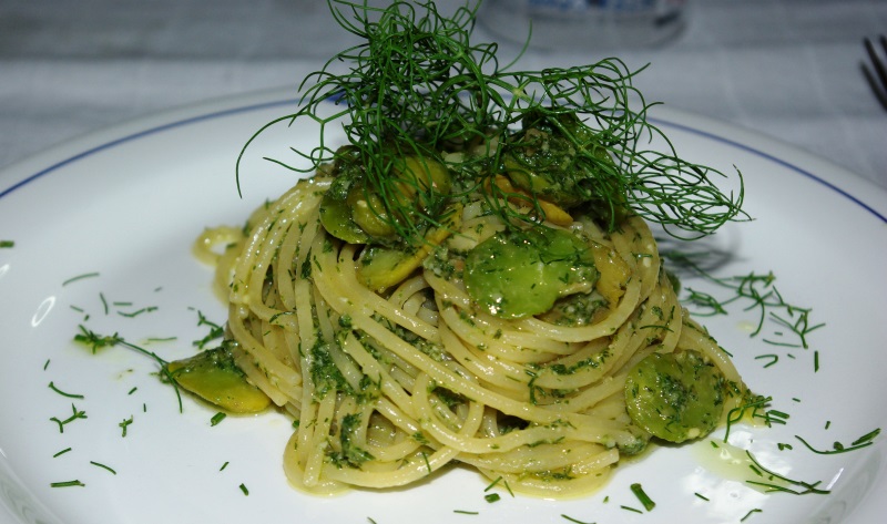 spaghetti fave e pesto