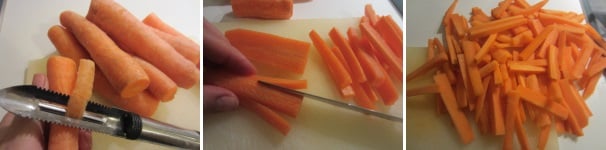 Lavate e sbucciate le carote. Tagliatele a metà e poi a bastoncini lunghi circa 5-7 cm.