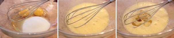 In una ciotola ampia mescolate energicamente le uova con lo zucchero usando una frusta, dovrete ottenere un composto leggermente spumoso. Aggiungete l’olio e mescolate bene.