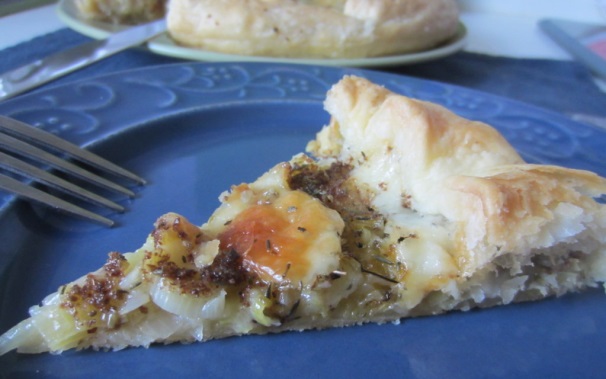 Ed ecco una fetta di questa deliziosa quiche, pronta per essere gustata: