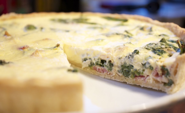 Ed ecco una foto di questa deliziosa torta salata con ripieno di scalogno e pancetta pronta per essere servita in tavola: