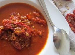 zuppa di lenticchie e pomodori secchi