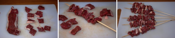 Iniziate preparando gli arrosticini, quindi stendete le fette di carne tagliate con uno spessore di circa 7 millimetri e ricavatene dei quadratini di circa 1 centimetro l’uno, ricordando di tagliarli pressappoco tutti uguali; infilzate la carne negli stecchi per circa 10 centimetri, lasciando nella parte appuntita circa due centimetri di distanza dalla carne. Con queste dosi si ricaveranno circa 20 stecchi.