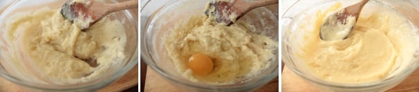 Trasferite il composto in una ciotola e lasciatelo raffreddare per qualche minuto. Aggiungete quindi le uova ad una ad una mescolando, otterrete così un composto liscio ed omogeneo.