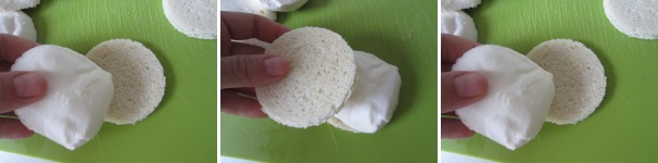 Tagliate la mozzarella a metà, disponete una metà sul pan carrè (se è troppo grande ricavatene più fette), coprite con un altro disco di pan carrè e schiacciate con le dita.