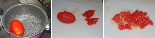 Lavate bene i pomodori ed incideteli a croce nella parte della punta, quindi sbollentateli in acqua bollente per pochi secondi e scolateli, privateli della pelle e tritateli fini.