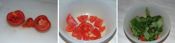 Lavate i pomodori e divideteli a metà, quindi privateli dei semi, tagliateli in pezzi e poneteli nel bicchiere del mixer. Unitevi le foglie di basilico lavate ed asciugate.