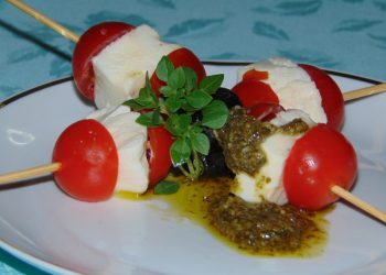 spiedini di mozzarella e pomodoro