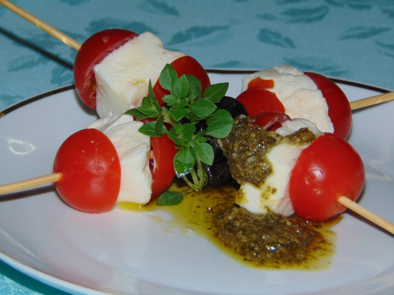 spiedini di mozzarella e pomodoro